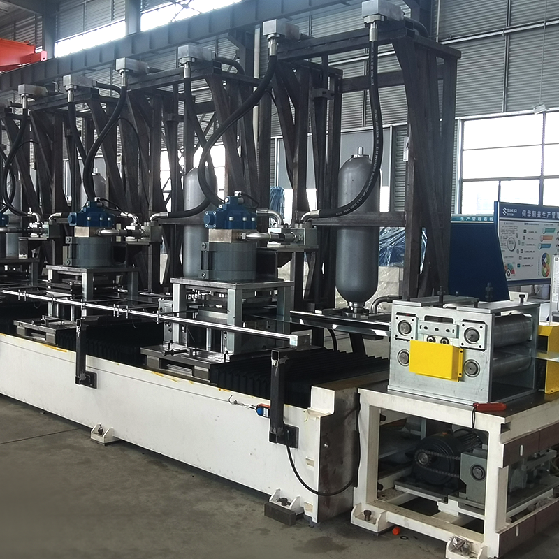 Machine de formage de rouleaux de support solaire photovoltaïque à servo-poinçonnage à 1,8 axes