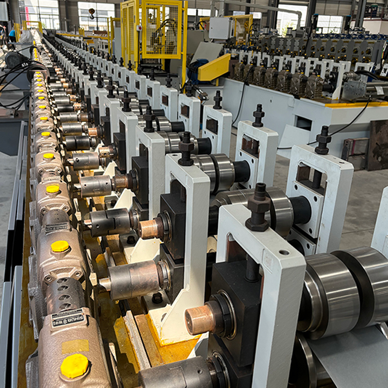 Machine de formage de rouleaux de profilés de portes et fenêtres à cadre photovoltaïque