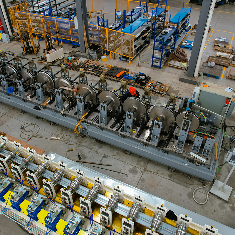 Machine de formage de rouleaux de plafond à déflecteurs