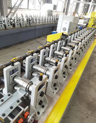 Quels matériaux peuvent être utilisés dans une machine de formage de profilés pour cloisons sèches ?